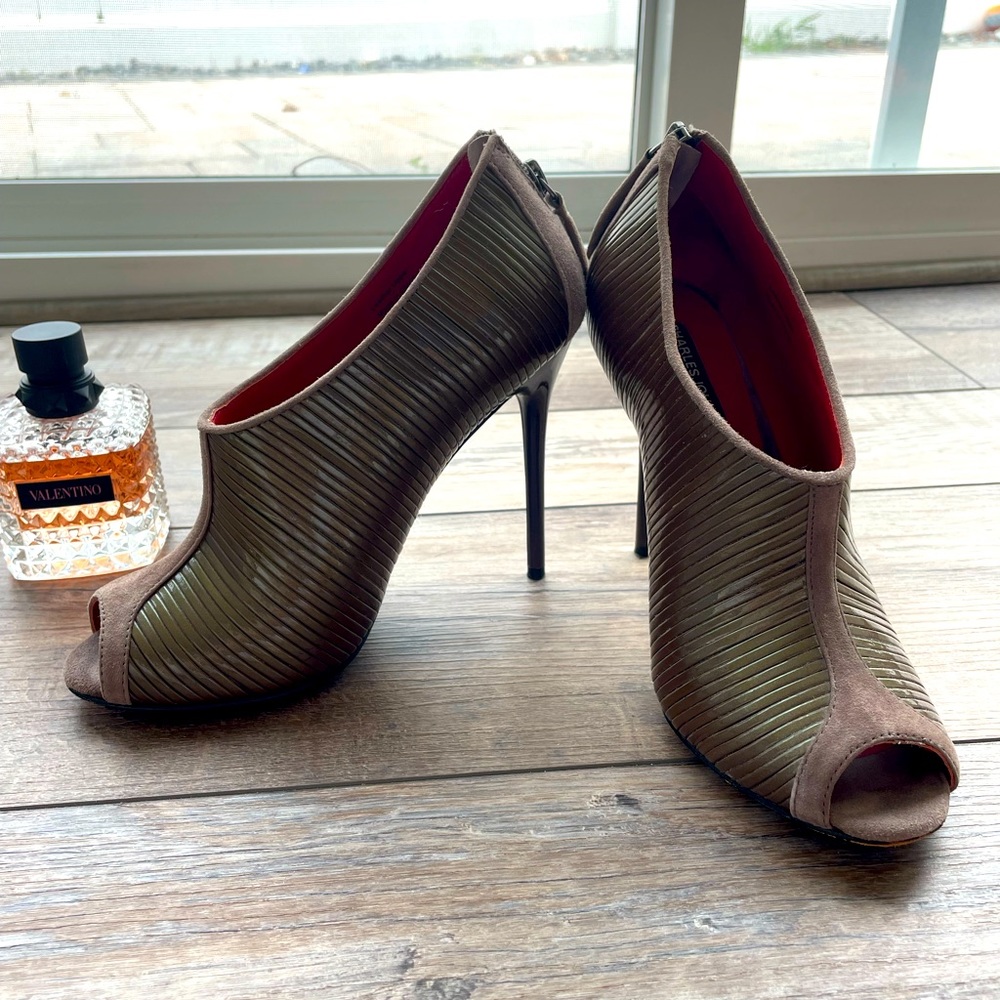 Charles Jourdan Paris brown pep toe heeled booty